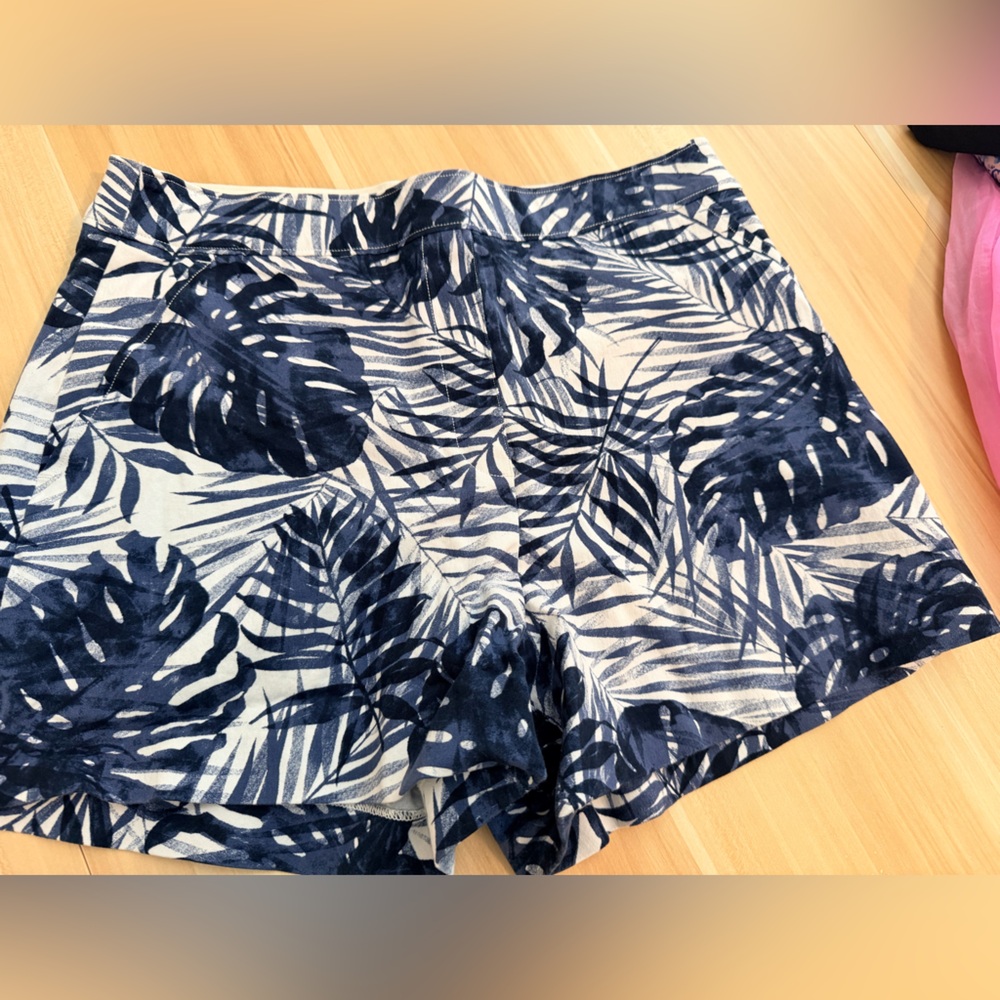 SPANX High Waist Tropical Leaf Print Shorts — Navy and White